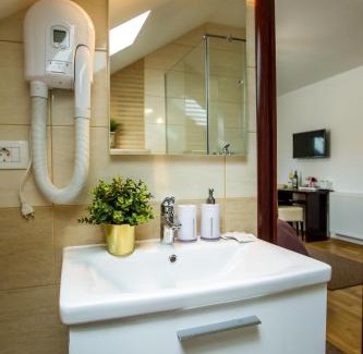 Mukinje Bed & Breakfast | Inviting B&B Lady of the Lake with Breakfast & Hot Tub