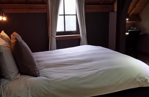 Mont-Gauthier Bed & Breakfast | Discover B&B Le Briquemont: Poolside Family Retreat