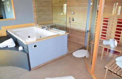 Grottaminarda Bed & Breakfast | Relax at B & B Le due noci with Hot Tub & Family-Friendly Vibe