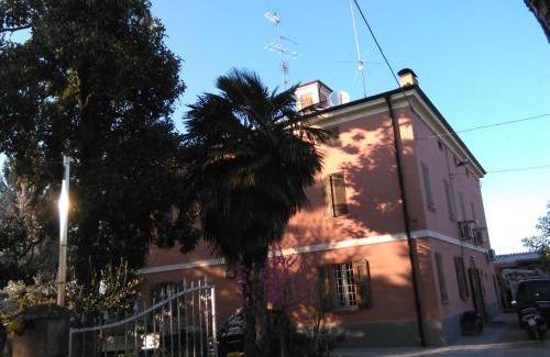 San Prospero Bed & Breakfast | Green Room at B & B le querce di Marco: Family-Friendly Escape