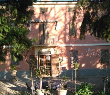 San Prospero Bed & Breakfast | Green Room at B & B le querce di Marco: Family-Friendly Escape