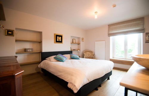 Foy-Notre-Dame Bed & Breakfast | Discover B&B Le Vieux Marronnier: Pet-Friendly Retreat
