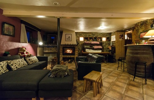 Gedinne Bed & Breakfast | Discover B&B Les Trois Voisins: Pool, Restaurant & Breakfast