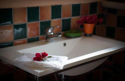 Trepuzzi Bed & Breakfast | Guest-Rated B&B Lucamaria with Oceanfront Pool & Hot Tub