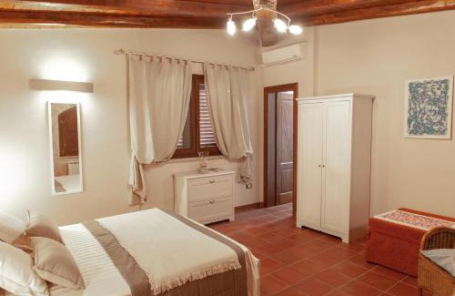 Trepuzzi Bed & Breakfast | Guest-Rated B&B Lucamaria with Oceanfront Pool & Hot Tub