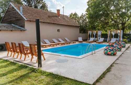 Petrovaradin Villa | Highly Rated B&B LUX Pavlovci: Family & Pet Friendly