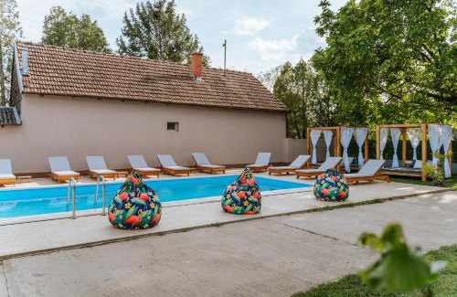 Petrovaradin Villa | Highly Rated B&B LUX Pavlovci: Family & Pet Friendly