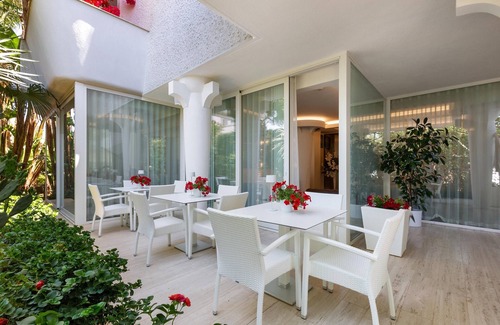 Il Monte House | Experience 3016 B&B in Carra City: Pool, Spa & More!