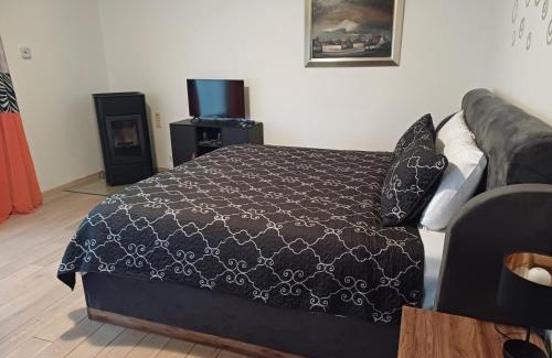 Heyd Bed & Breakfast | Experience Comfort at B&B Madoli: 4-Star Retreat with Hot Tub