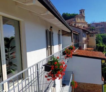 Vezza d'Alba Bed & Breakfast | Elegant B&B Madonna degli Airali with Breakfast and Dining
