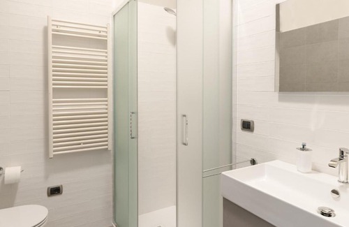 Novara Bed & Breakfast | Cozy B&B Mazzini15: Family-Friendly with Hot Tub & Breakfast
