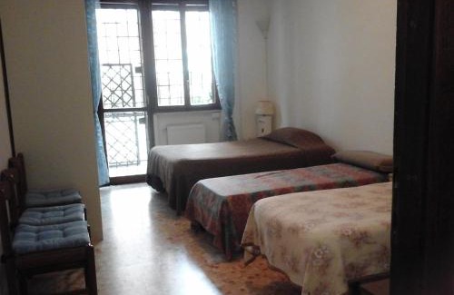 Cinecitta Bed & Breakfast | Convenient B&B Metro' on Central Line with Breakfast Included