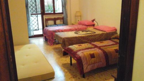 Cinecitta Bed & Breakfast | Convenient B&B Metro' on Central Line with Breakfast Included