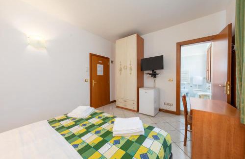 Marghera Bed & Breakfast | Cozy B&B New Aurora Venice: Pet-Friendly with Dining
