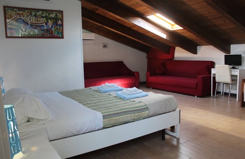 Agropoli Bed & Breakfast | Oasis by the Sea: Guest Rated 9.8 with Ocean Views