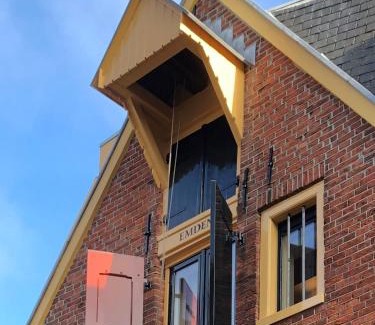Binnenstad-Oost Bed & Breakfast | Discover B&B Pakhuis Emden: Pet Friendly & Family Welcoming