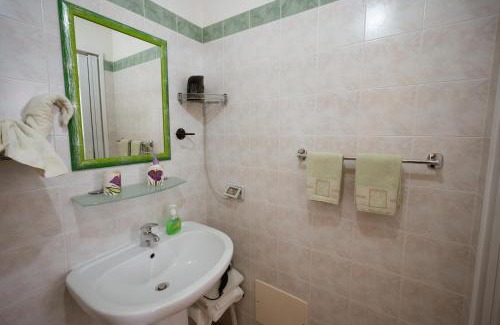 Castelbuono Bed & Breakfast | Comfortable B&B Panorama: Pet-Friendly with Kitchen Amenities