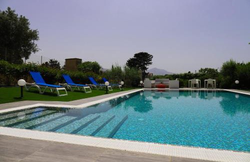 Aspra Bed & Breakfast | Charming B&B Pirriera: Family-Friendly with Pool Access