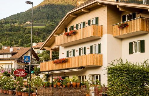 Montagna Bed & Breakfast | Pet-Friendly B&B Pizzeria Zur Traube with Oceanfront Views