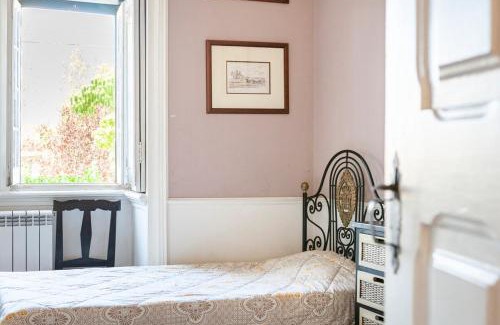 Ameal House | Cozy B&B Quarto Violeta with Fireplace for Pet Lovers