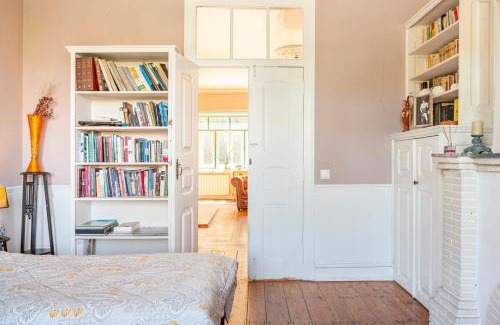 Ameal House | Cozy B&B Quarto Violeta with Fireplace for Pet Lovers