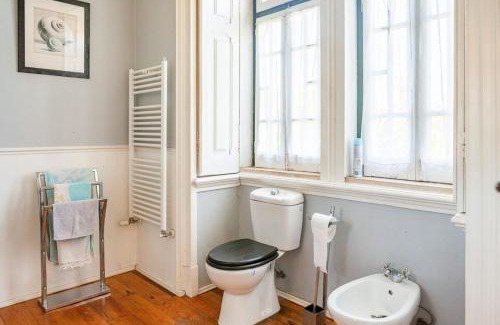 Ameal House | Cozy B&B Quarto Violeta with Fireplace for Pet Lovers