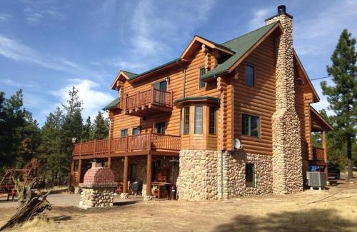 Klickitat County House | Top-Rated B&B Ranch: Pet-Friendly Retreat with Hot Tub