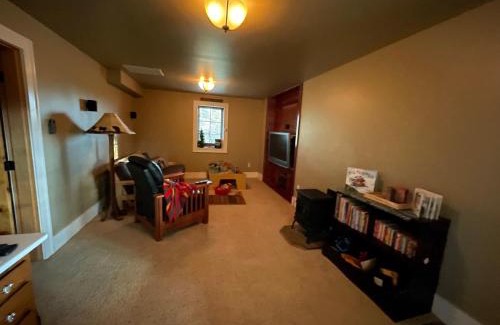 Klickitat County House | Top-Rated B&B Ranch: Pet-Friendly Retreat with Hot Tub