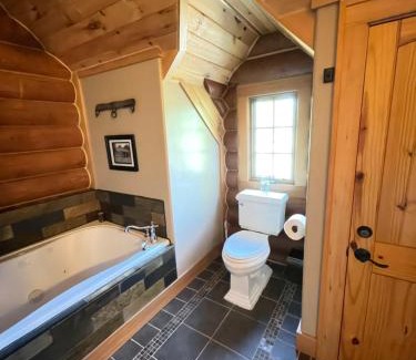 Klickitat County House | Top-Rated B&B Ranch: Pet-Friendly Retreat with Hot Tub