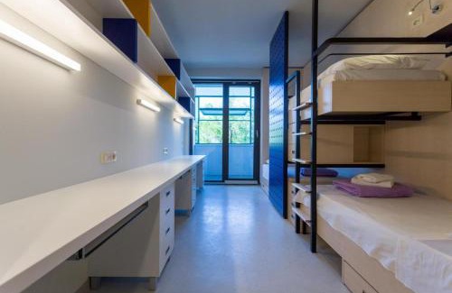 Split Hostel | Cozy Hostel BB: Oceanfront Oasis with Pool & Breakfast