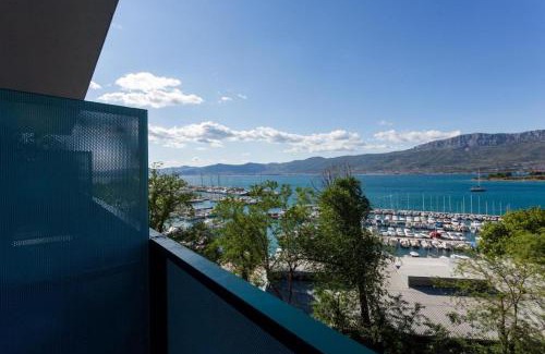 Split Hostel | Cozy Hostel BB: Oceanfront Oasis with Pool & Breakfast
