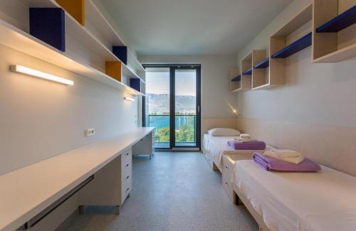 Split Hostel | Cozy Hostel BB: Oceanfront Oasis with Pool & Breakfast