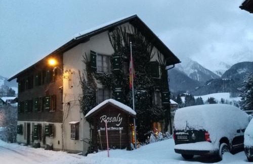 Chateau-d'Oex Bed & Breakfast | Discover B&B Rosaly: Pet-Friendly Retreat with Great Ratings