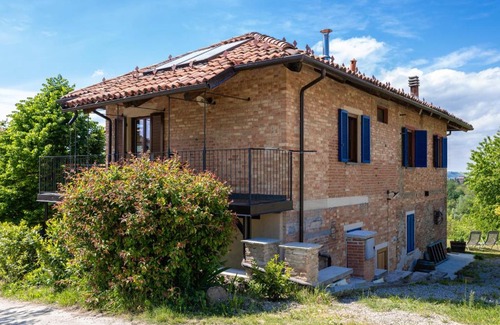 Monforte d'Alba Bed & Breakfast | Relaxing Stay at B&B Sant'Anna 21 with Breakfast Included