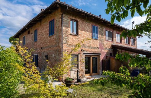 Monforte d'Alba Bed & Breakfast | Relaxing Stay at B&B Sant'Anna 21 with Breakfast Included