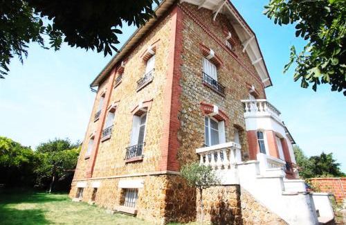 Chatou Bed & Breakfast | Cozy B&B in Chatou with Free Parking Near Paris