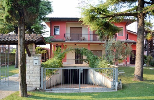 Ovest Bed & Breakfast | Cozy Stay at B&B Silvia with Breakfast & Hot Tub Access