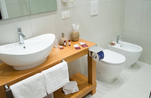 Fuorigrotta Bed & Breakfast | Welcoming B&B Sosta Flegrea: Family-Friendly & Spa Amenities