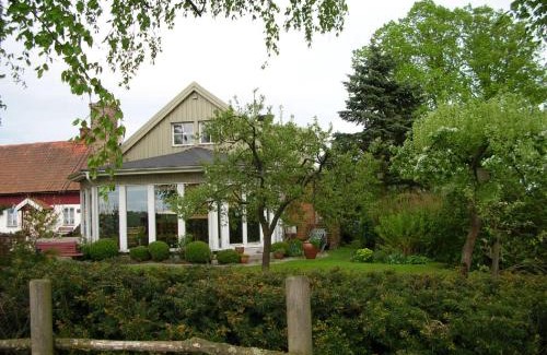 Eslov Bed & Breakfast | Cozy B&B Ströprodukter: Family-Friendly with Breakfast & Hot Tub