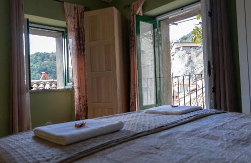 Castelmezzano Apartment | Discover B&B Sud e Magia: Rated 9.3 with Family-Friendly Dining