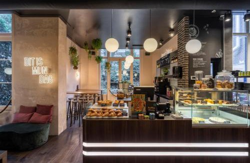 Utrecht City Center Bed & Breakfast | Elegant Stay at B&B Utrecht Domkwartier: Pet Friendly & Breakfast