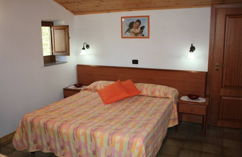 Castelbuono Bed & Breakfast | Cozy B & B Villa Calagioli in Castelbuono with Breakfast