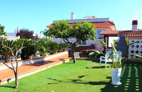 Conversano Bed & Breakfast | Villa Daisy: Oceanfront Retreat with Hot Tub & Pet Friendly