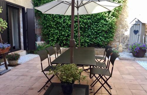 La Roque-d'Antheron Bed & Breakfast | Charming B&B Villa des Muses with Restaurant & 9/10 Rating