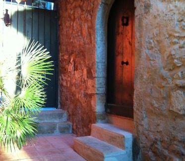 La Roque-d'Antheron Bed & Breakfast | Charming B&B Villa des Muses with Restaurant & 9/10 Rating