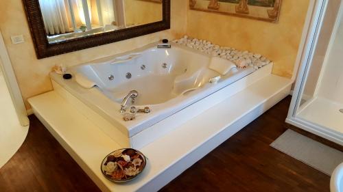 Moniga del Garda Bed & Breakfast | Relax at B&B Villa Fiorini: 4-Star Oceanfront Retreat