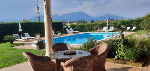 Moniga del Garda Bed & Breakfast | Relax at B&B Villa Fiorini: 4-Star Oceanfront Retreat