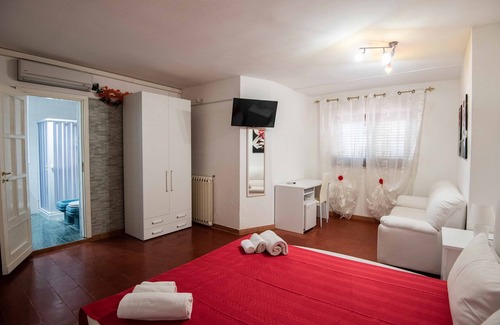 Ginosa Bed & Breakfast | Cozy B&B Villa Giada: Poolside Retreat with Ocean Views