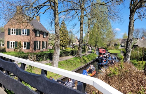 Zuideinde Bed & Breakfast | Serene B&B Villa Giethoorn: Canal View & Private Parking