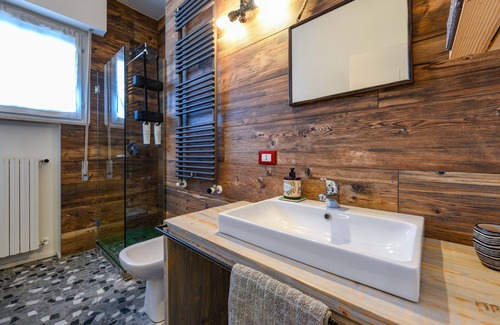 Toscolano Maderno Bed & Breakfast | Cozy B&B Villa Giulia: Poolside Retreat & Family Fun